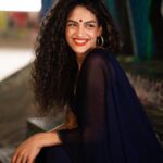Rukmini Vijayakumar Instagram - There’s my travelling bindi off on its adventures after dancing for a while again…. I’ve tried sticking my bindi with eyelash glue… but I’ve realised that it has a mind of its own. It goes where it wants after the first 45 mins of dancing… this day was no different 😂 It’s just begun to travel… Last one in this series of post dance laughter with @soozanapvan #dance #bindi #adventures #bharatanaatyam #indiandance #joy #joyofdance #london #graffitipark #saree