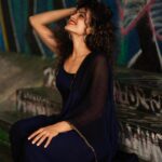 Rukmini Vijayakumar Instagram - Posing for no reason…. Finished dancing and was smiling for @soozanapvan ‘s camera … #dancerlife #saree #fornoreason #dancer #bluesaree #graffiti #london