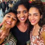 Rukmini Vijayakumar Instagram - Had such a lovely time in london the past week with my students at the Las intensive and also after classes… Had an amazing time shooting with @soozanapvan and @iconique_dreams as well ♥️ #London #dancer #bharatanatyam #lasintensive #dance #indiandance #indianclassicaldance #indiandancers #londondancer #raadhakalpa