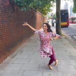 Rukmini Vijayakumar Instagram – Just danced a bit on the walk back home from the workshop 😁

Nothing too dramatic… trying to hear the music with all the traffic and distractions…. 

😂

The last few days have been so wonderful teaching…. Will share more about the intensive in my next post. 

#dance #justforfun #streetsoflondon #londonbharatanatyam #indiandancelondon #indiandance #bharatanatyam #bharatnatyam #tillana