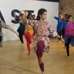 Rukmini Vijayakumar Instagram - Had such a lovely time in london the past week with my students at the Las intensive and also after classes… Had an amazing time shooting with @soozanapvan and @iconique_dreams as well ♥️ #London #dancer #bharatanatyam #lasintensive #dance #indiandance #indianclassicaldance #indiandancers #londondancer #raadhakalpa