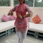 Rukmini Vijayakumar Instagram - Bhagyada Lakshmi Baramma…. One of my most favourite songs on Lakshmi A quick improvisation on the terrace in my dance studio 😊 Love this rendering as well! Video @harshavoc #lakshmi #bharatanatyam #bhagya #baramma #kannada #carnatic #karnaticmusic #indianclassicaldance