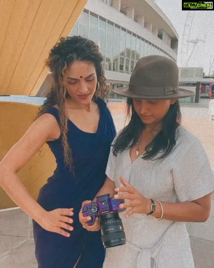 Rukmini Vijayakumar Instagram - Had such a lovely time in london the past week with my students at the Las intensive and also after classes… Had an amazing time shooting with @soozanapvan and @iconique_dreams as well ♥️ #London #dancer #bharatanatyam #lasintensive #dance #indiandance #indianclassicaldance #indiandancers #londondancer #raadhakalpa