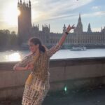 Rukmini Vijayakumar Instagram – Just did a little dance on the wall back from the workshop today…. 

Such lovely students… and enjoying teaching so much! 

Video @shiyamallamali @shree_savani @aadhya 

#bharatanatyam #danceforjoy #indiandancer #london #danceinlondon #sunset