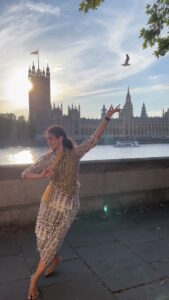 Rukmini Vijayakumar Instagram - Just did a little dance on the wall back from the workshop today…. 

Such lovely students… and enjoying teaching so much! 

Video @shiyamallamali @shree_savani @aadhya 

#bharatanatyam #danceforjoy #indiandancer #london #danceinlondon #sunset