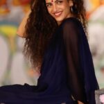 Rukmini Vijayakumar Instagram - Just the glow after dancing all morning :-) Posing for @soozanapvan while @iconique_dreams caught this indulgence 😊 (in london last week) #london #laughter #saree #poser #dancer #actor #indiandancer #bluesaree #happy #glow