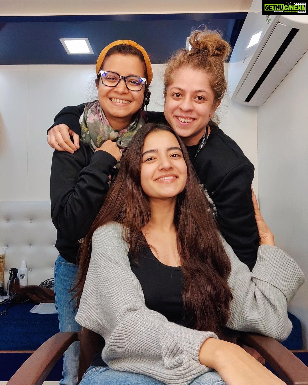 Rukshar Dhillon Instagram - 🪄Woh pyaar hee kya jis mein “Jaadu” na ho? Made my first special appearance in this beautiful film with these beautiful people whom I admire so much.♥️ Don’t have pictures with everyone, but so happy to be a part of this amazing team!! #Jaadugar is now streaming on @netflix_in 🤩 A film that will fill you with emotions and bring a big big smile on your face! So go and watch it now!!!!♥️ @eightypackabs @chhotathalaiva @jitendrak1 @_arushisharma @jaavedjaaferi @mansimao @golaniamit @khannasaurus @vikeshbhutani @shubhshivdasani @poshampa_pictures @chalkboardentertainment @shujaatsaudagar @actormanojjoshi @netflix_in