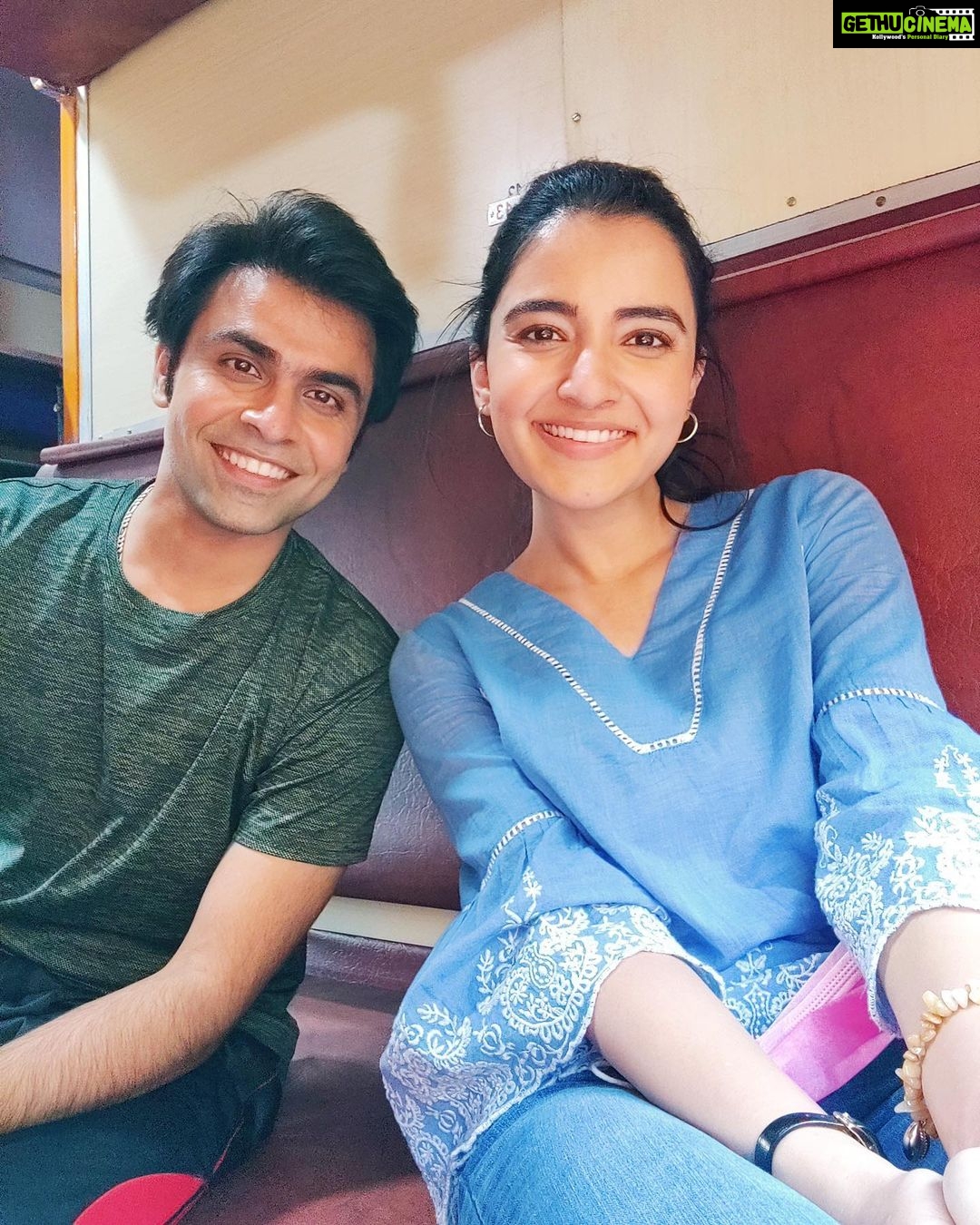 Rukshar Dhillon Instagram - 🪄Woh pyaar hee kya jis mein “Jaadu” na ho? Made my first special appearance in this beautiful film with these beautiful people whom I admire so much.♥️ Don’t have pictures with everyone, but so happy to be a part of this amazing team!! #Jaadugar is now streaming on @netflix_in 🤩 A film that will fill you with emotions and bring a big big smile on your face! So go and watch it now!!!!♥️ @eightypackabs @chhotathalaiva @jitendrak1 @_arushisharma @jaavedjaaferi @mansimao @golaniamit @khannasaurus @vikeshbhutani @shubhshivdasani @poshampa_pictures @chalkboardentertainment @shujaatsaudagar @actormanojjoshi @netflix_in