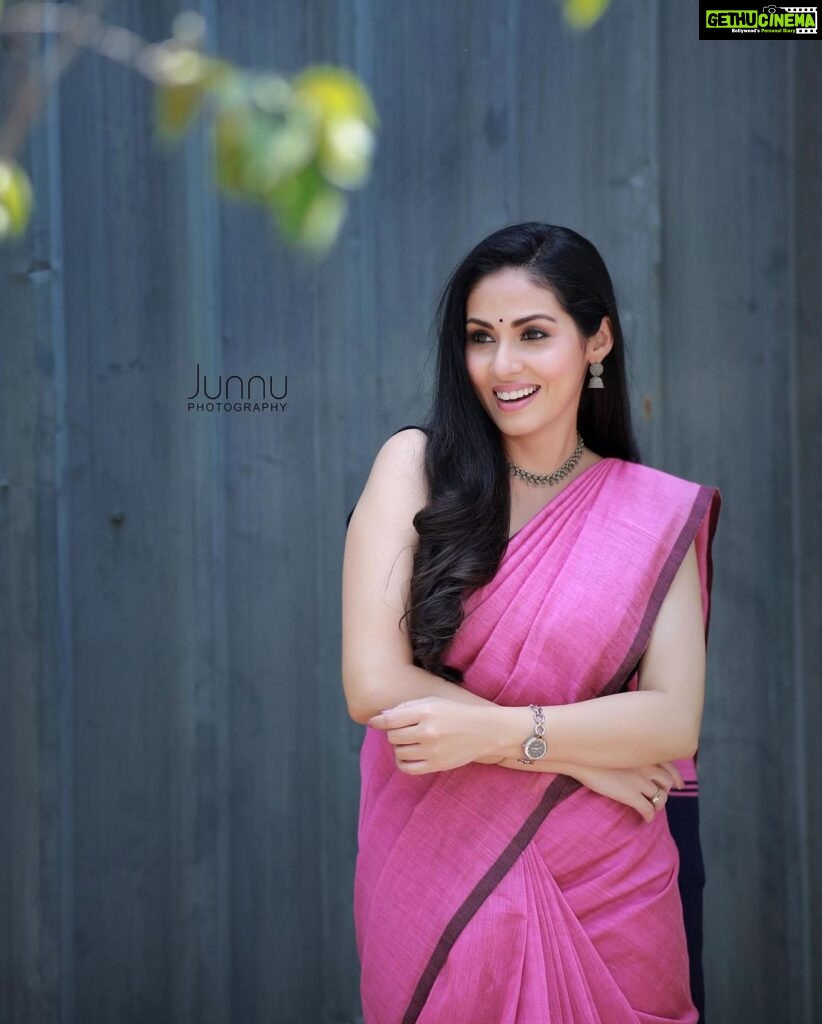 Sadha Instagram - There’s always a reason to smile.. Go find it! 💗💗💗 📷 @junnuphotography__ #sadaa #sadaasgreenlife #saree #instagood #smile #peace