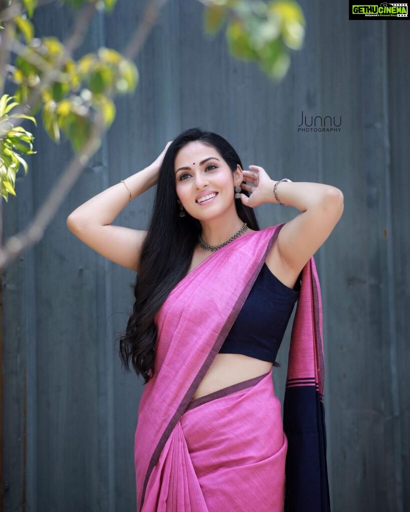 Sadha Instagram - There’s always a reason to smile.. Go find it! 💗💗💗 📷 @junnuphotography__ #sadaa #sadaasgreenlife #saree #instagood #smile #peace