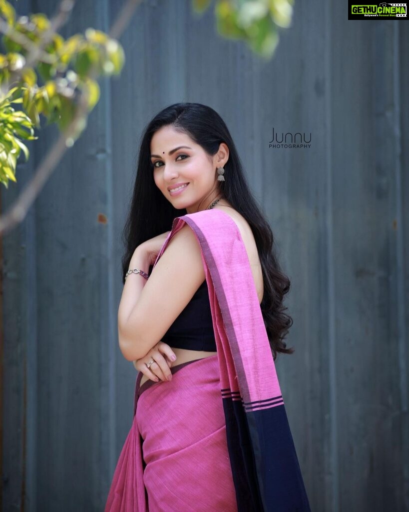Sadha Instagram - There’s always a reason to smile.. Go find it! 💗💗💗 📷 @junnuphotography__ #sadaa #sadaasgreenlife #saree #instagood #smile #peace