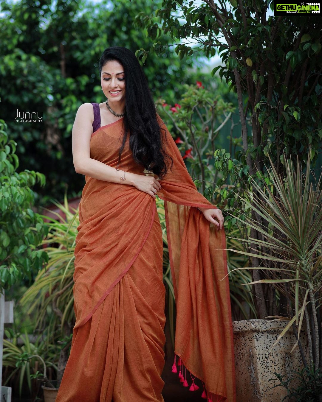 Sadha Instagram - You’ll wouldn’t be seeing these Saree pics that you’ll seem to be loving if @jssaivardhan hadn’t given me this beautiful look for the upcoming #helloworld … 🧡🧡🧡 📷 @junnuphotography__ #sadaa #sareelove Hyderabad