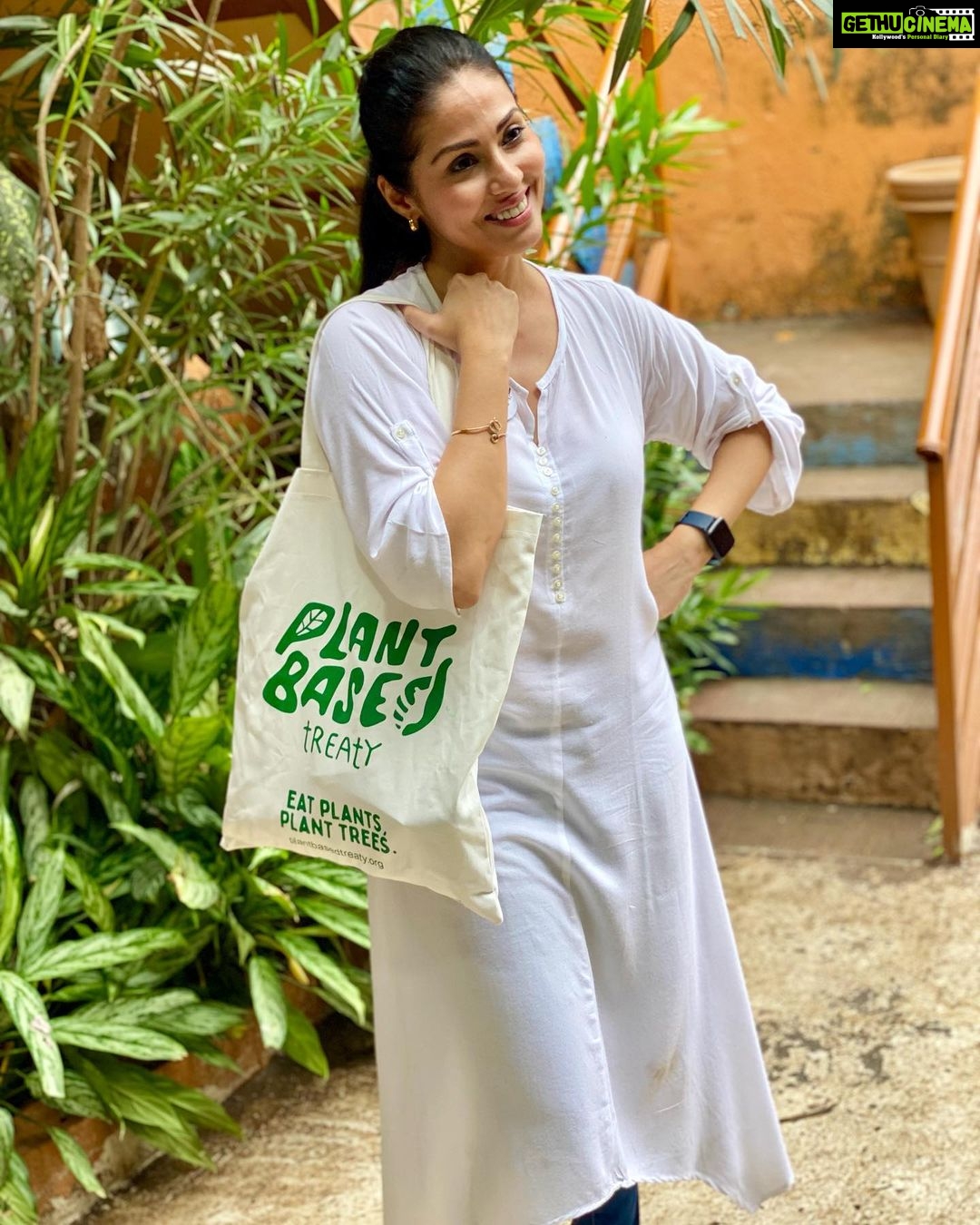 Sadha Instagram - Eat Plants Plant Trees! 💚@plantbasedtreaty @thesavemovement @mumbaianimalsave @animalsaveindia @earthlings.cafe #plantbasedtreaty #veganlife #ethicalvegan #vegansofig #vegans #vegansofinstagram #vegansofindia #indianvegan #vegansofmumbai #mumbaivegan #compassion #animalrights #compassion #crueltyfree #dairyfree #meatfree #veganforlife #earthlings #earthlingscafe #vegancafe Earthlings Cafe