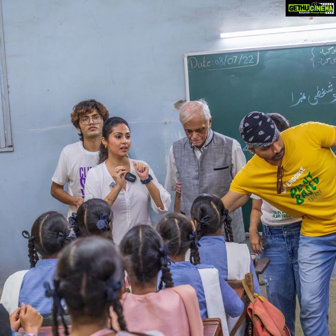 Sadha Instagram - To celebrate Eid, the Mumbai Animal Save team visited Shaheen Urdu High School to distribute vegan food to students. Accompanied by celebrity guest @sadaa17 , volunteers served vegan biryani, halwa, and salad to the excited and happy children. Sadaa addressed everyone, sharing a message about a non-violent Eid, encouraging the students to sacrifice their bad habits instead of sacrificing animals. We encourage people to celebrate vegan Eid—for the animals, for the planet, and for ourselves. Mumbai, Maharashtra
