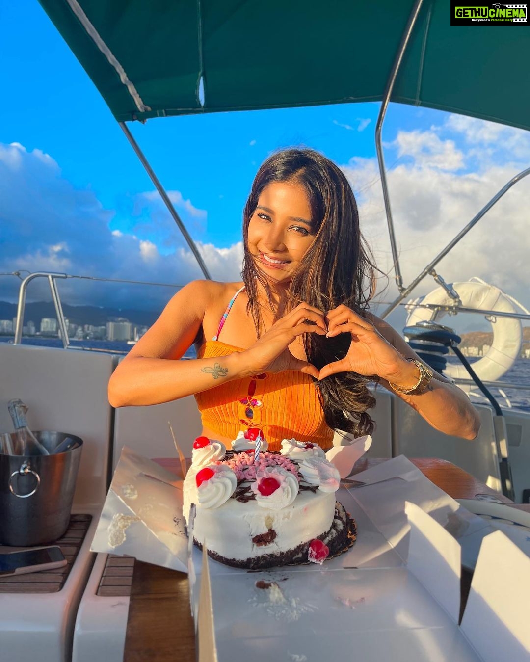 Sakshi Agarwal Instagram - 🌈Thank you insta fam - for the crazy love and heart touching bday notes that you all have sent across the ocean . Tried my best to respond to everyone but if I missed out on you pls pls forgive😍 ❤️❤️❤️I love you all❤️❤️❤️ . Some memories touch u and last forever💖💖 . Such a blast🔥 . #hawaii #birthdaycelebration #wakiki #wakikibeach #yachtparty #beachlife #travel Hawaii