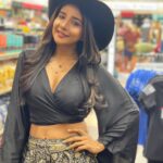 Sakshi Agarwal Instagram - Hats, class and a lil Sass🔥 . #cowgirl #texasgirl #texaslife #usadiaries #nature #countrylife #holidayinspo . @shaso_accessories Houston, Texas