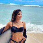 Sakshi Agarwal Instagram - Aloha!!! Having a blast on my Birthday in Hawaii🥰 Ennakum , Ennode Fans kum happy ah , santhoshama, good health and spirit kude vachikonge God🙏 . #birthdaygirl #hawaii #hawaiilife #hawaiivacation #bikini #bikinifitness #blackbikini #sakshiagarwal #beachlife #beachvibes #beachday #beachbody #beachparty Waikiki Beach Marriott Resort & Spa