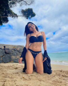 Sakshi Agarwal Instagram - Aloha!!!
Having a blast on my Birthday in Hawaii🥰
Ennakum , Ennode Fans kum happy ah , santhoshama, good health and spirit kude vachikonge God🙏
.
#birthdaygirl #hawaii #hawaiilife #hawaiivacation #bikini #bikinifitness #blackbikini #sakshiagarwal #beachlife #beachvibes #beachday #beachbody #beachparty