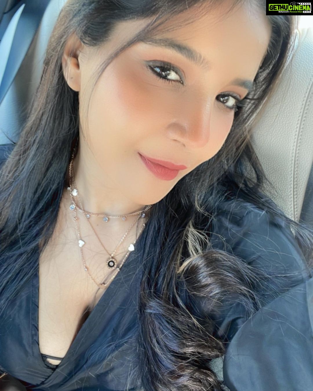 Sakshi Agarwal Instagram - Hats, class and a lil Sass🔥 . #cowgirl #texasgirl #texaslife #usadiaries #nature #countrylife #holidayinspo . @shaso_accessories Houston, Texas