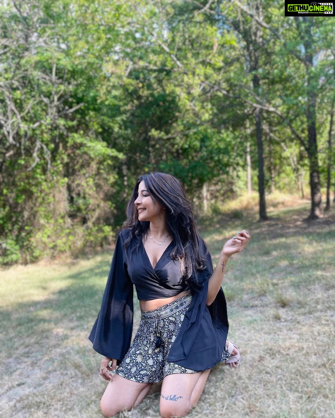 Sakshi Agarwal Instagram - Hats, class and a lil Sass🔥 . #cowgirl #texasgirl #texaslife #usadiaries #nature #countrylife #holidayinspo . @shaso_accessories Houston, Texas