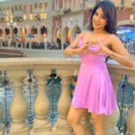 Sakshi Agarwal Instagram - My excuse is , I look pretty whatever I wear🤷‍♀️💖 . Twirling around the Venetian, Trevi Fountain and the casino🔥 . #trevifountain #venetian #vegas #lasvegas #usatravel #holidayinspo #vegasstrip #sakshiagarwal #purple #satindress #dsw #gandolaride . @venetianvegas @bellagio @dsw @macys @vegas Las Vegas, Nevada