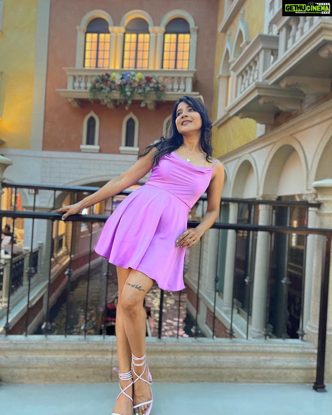 Sakshi Agarwal Instagram - My excuse is , I look pretty whatever I wear🤷‍♀️💖 . Twirling around the Venetian, Trevi Fountain and the casino🔥 . #trevifountain #venetian #vegas #lasvegas #usatravel #holidayinspo #vegasstrip #sakshiagarwal #purple #satindress #dsw #gandolaride . @venetianvegas @bellagio @dsw @macys @vegas Las Vegas, Nevada