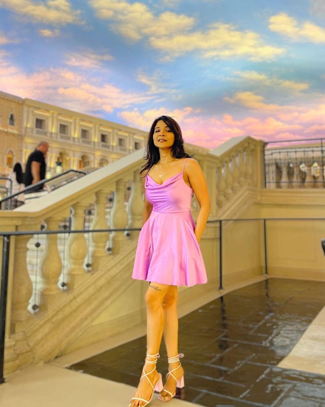 Sakshi Agarwal Instagram - My excuse is , I look pretty whatever I wear🤷‍♀️💖 . Twirling around the Venetian, Trevi Fountain and the casino🔥 . #trevifountain #venetian #vegas #lasvegas #usatravel #holidayinspo #vegasstrip #sakshiagarwal #purple #satindress #dsw #gandolaride . @venetianvegas @bellagio @dsw @macys @vegas Las Vegas, Nevada