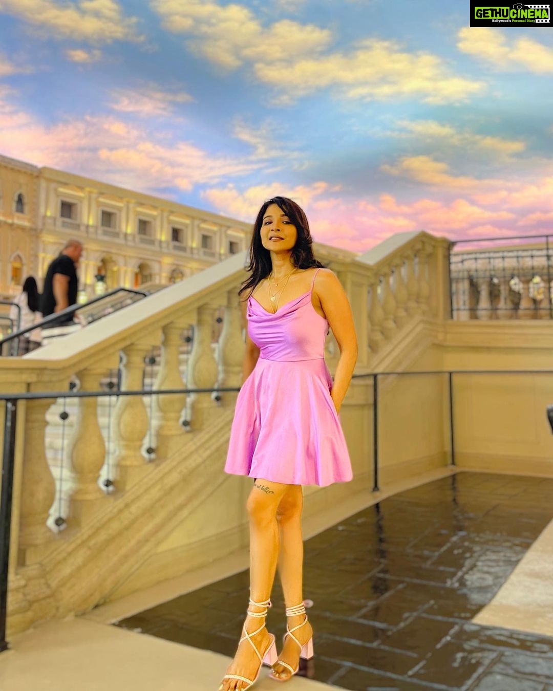 Sakshi Agarwal Instagram - My excuse is , I look pretty whatever I wear🤷‍♀️💖 . Twirling around the Venetian, Trevi Fountain and the casino🔥 . #trevifountain #venetian #vegas #lasvegas #usatravel #holidayinspo #vegasstrip #sakshiagarwal #purple #satindress #dsw #gandolaride . @venetianvegas @bellagio @dsw @macys @vegas Las Vegas, Nevada