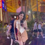 Sakshi Agarwal Instagram – When you shine brighter than the brightest city🌟✨
.
#vegas #vegasbaby #usa🇺🇸 #travelgram #holidayinspo @bellagio @venetianvegas #bellagio #vegasnightlife #bellagiofountain #goldsequindress Bellagio Las Vegas