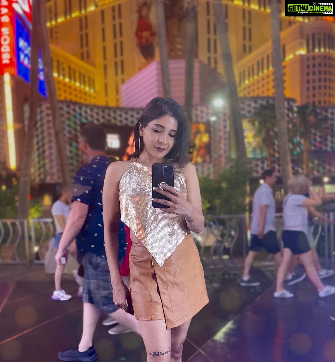 Sakshi Agarwal Instagram - When you shine brighter than the brightest city🌟✨ . #vegas #vegasbaby #usa🇺🇸 #travelgram #holidayinspo @bellagio @venetianvegas #bellagio #vegasnightlife #bellagiofountain #goldsequindress Bellagio Las Vegas