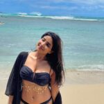 Sakshi Agarwal Instagram - Coz, Black never fades😝 . #birthdaygirl #hawaii #hawaiilife #hawaiivacation #bikini #bikinifitness #blackbikini #sakshiagarwal #beachlife #beachvibes #beachday #beachbody #beachparty Waikiki Beach Marriott Resort & Spa