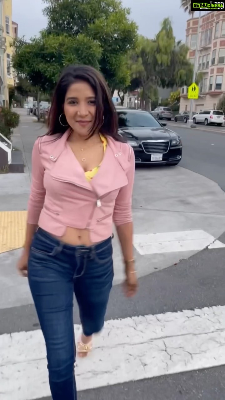 Sakshi Agarwal Instagram - One kiss is all it takes😍 . #onekissisallittakes #sanfranciscolife #usareels #feelitreelit #instagramreels #reelsinstagram #sakshiagarwal #feelitreelit #reelitfeelit #sanfranciscobay #feelingmyself #holidayinspo #travelreels #holidayweekend #trending #trendingnow #trendingreels San Francisco, California
