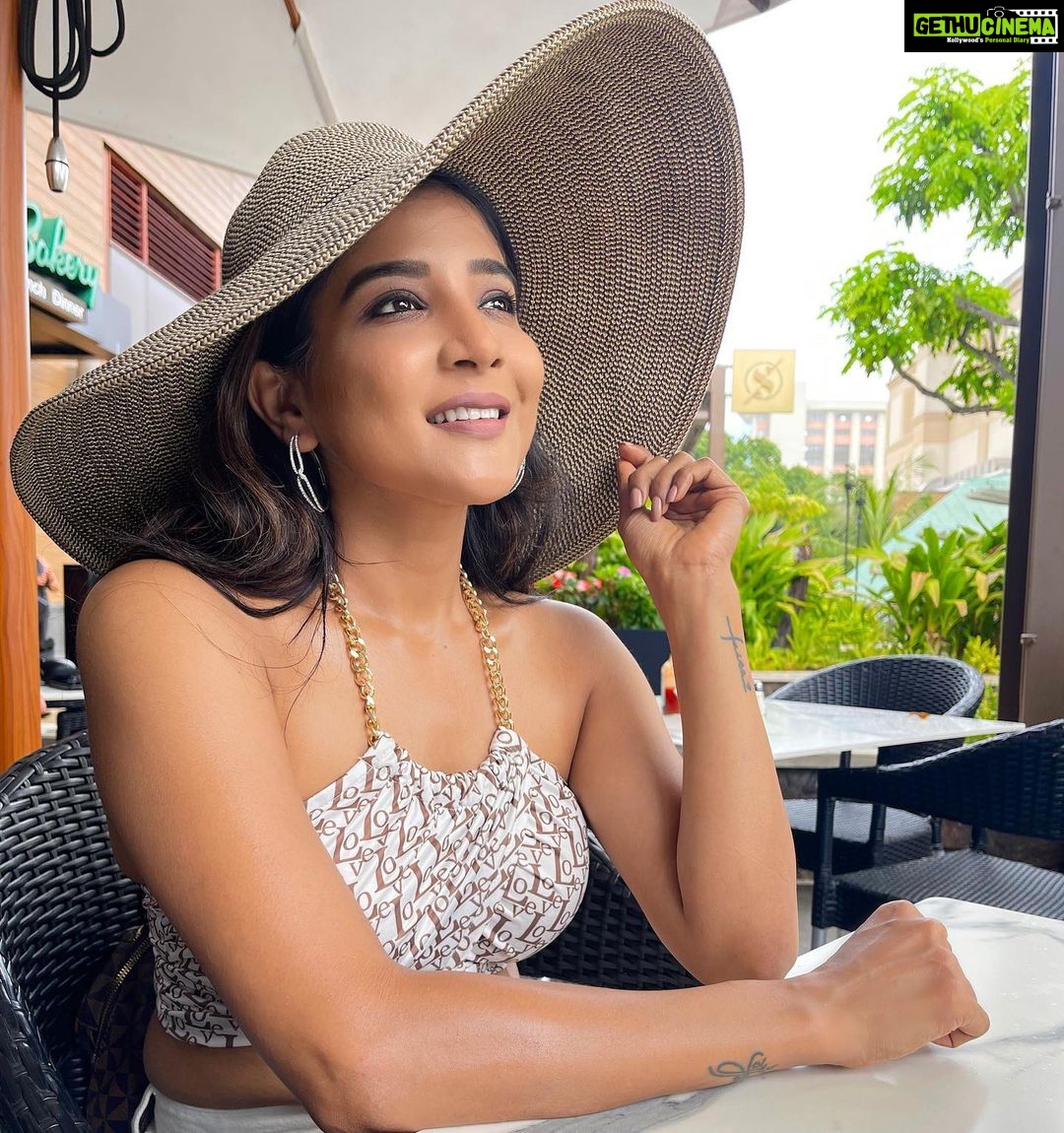 Sakshi Agarwal Instagram - 1,2 or 3? Which one do you like🌟 . #hawaii #gucciglasses #raybansunglasses #hat #sakshiagarwal #travel #holidayfun #usa🇺🇸 #usadiaries #hawaiilife #hawaiivacation Hawaii/Honolulu