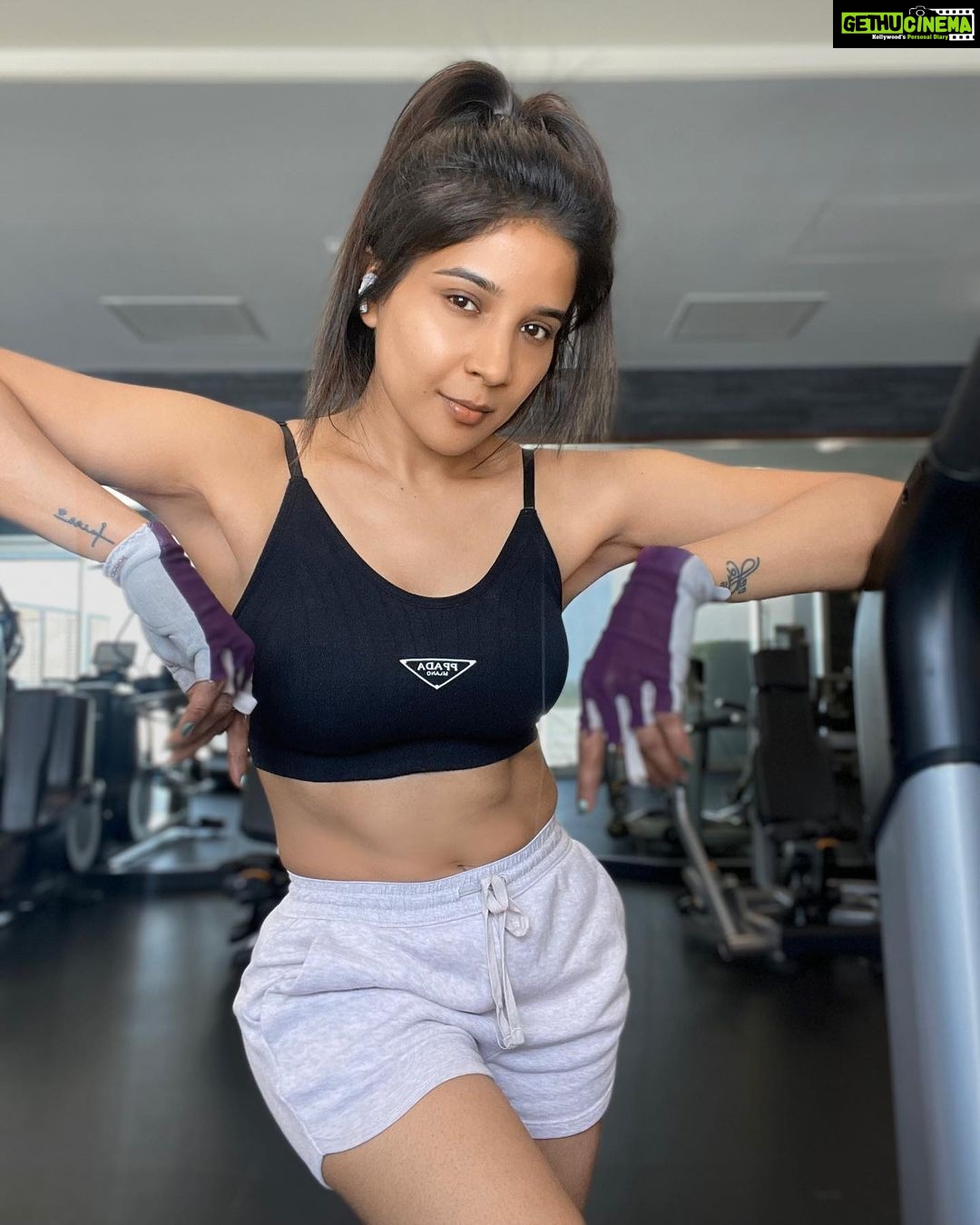 Sakshi Agarwal Instagram - Be savage not average🔥 Burning out all that I belted last few days😜 . #workoutgoals #motivation #fitnessjourney #fitfam #fitgirlsrock #usadiaries #workingoutfit #holidayworkout @renhotels #dallas #texas #sakshiagarwal Renaissance Dallas at Plano Legacy West Hotel