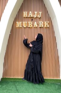 Sana Khan Instagram - Alhamdullilah I still can’t believe I am a Hajjani  now 🥹
Allah ne kaise kar diya yeh 🥹🥹
Allah ka Bahot bada ehsan ke Allah ne mujhe yeh mauka diya, meri jagah pe koi bhi aa sakta par Allah ne mujhe chuna 🤲🏻

Allah apne marziyat pe laga de aur mujhe Ek dum waisa bana de jaisa woh dekhna chahta hai.

Allah hum sabko kabool kare 🤲🏻

I m writing this with my tears flowing like river while
I m writing this here.
Indeed this is the best trip of my life 🕋🥹🌸

JazakAllah khair @alkhalidtours for making this most memorable for us n specially me considering it’s my 1st Hajj ♥️

#sanakhan #anassaiyad #hajjmubarak #hajj #saudiarabia #alhamdulillah  #gratitude
