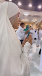 Sana Khan Instagram - Siwaye Allah ke Duniya Mai Aisi Koi Takat Nahin Jo Insaan Se Kuch Cheen Le, 
Ya Ata Kare 🤲🏻

This whole vibe of coming to Allah’s house is soooo fulfilling ♥️

May Allah make it easy for everyone who r here performing their Umrah  and Hajj 😊

JazakAllah khair @alkhalidtours for your hospitality words will never be enough for what you and ur abbu does for hajji’s 

JazakAllah sister for capturing these wounderful moments for us @mhsaco1 ♥️

#sanakhan #anassaiyad #hajj #umrah #saudiarabia #kaaba  #alhamdulillah #tauba