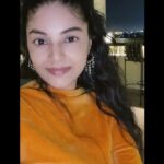 Sanam Shetty Instagram - Have an easy breezy eve peeps 🧡 Thanks for the lovely handmade earrings Sundara aunty ✨ @theraintreechennai #blessedsunday