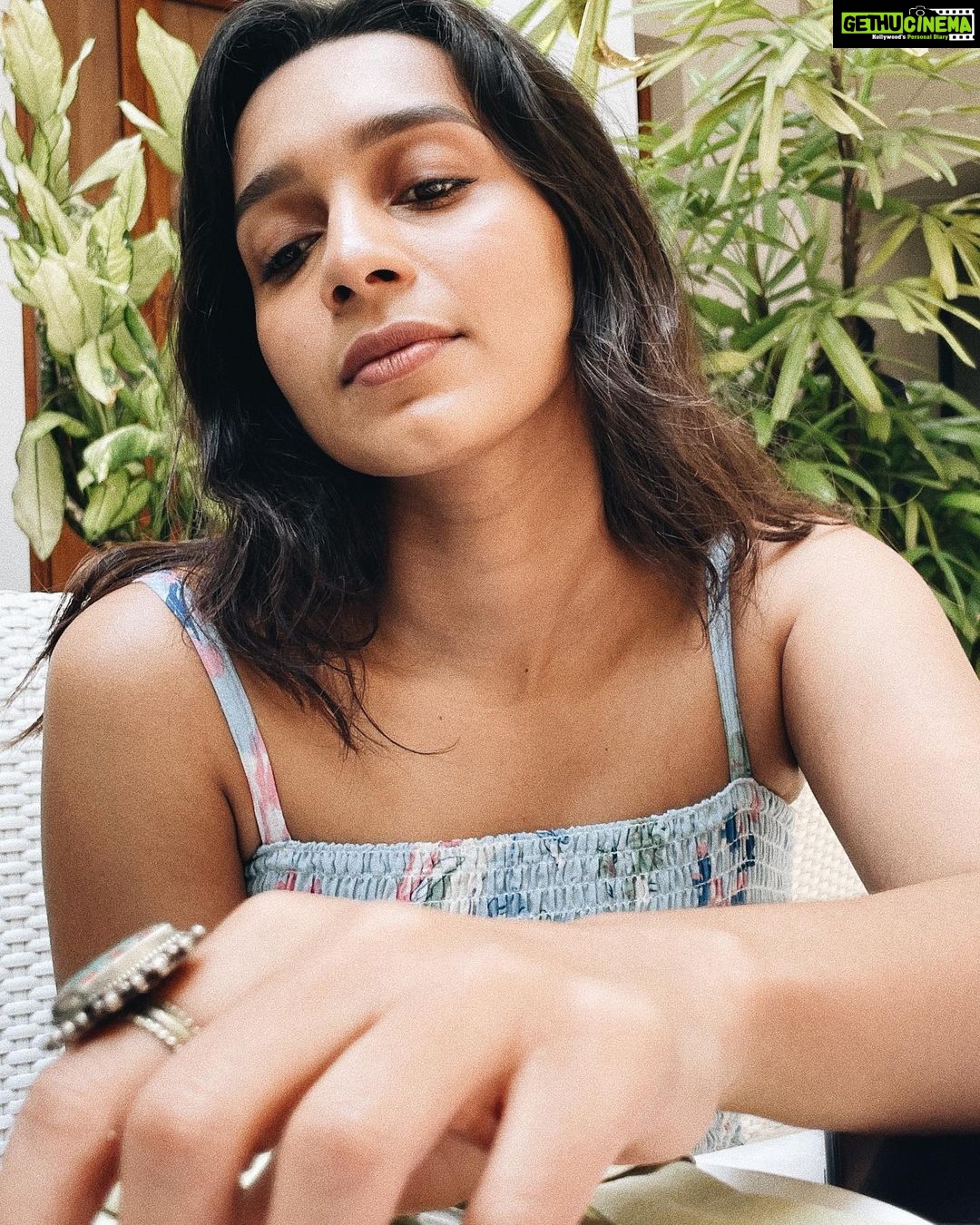 Sanchana Natarajan Instagram - Taught my friend how to take nice photos and now she won’t stop🤓 @shwetagai #nocomplaintsonlythanks