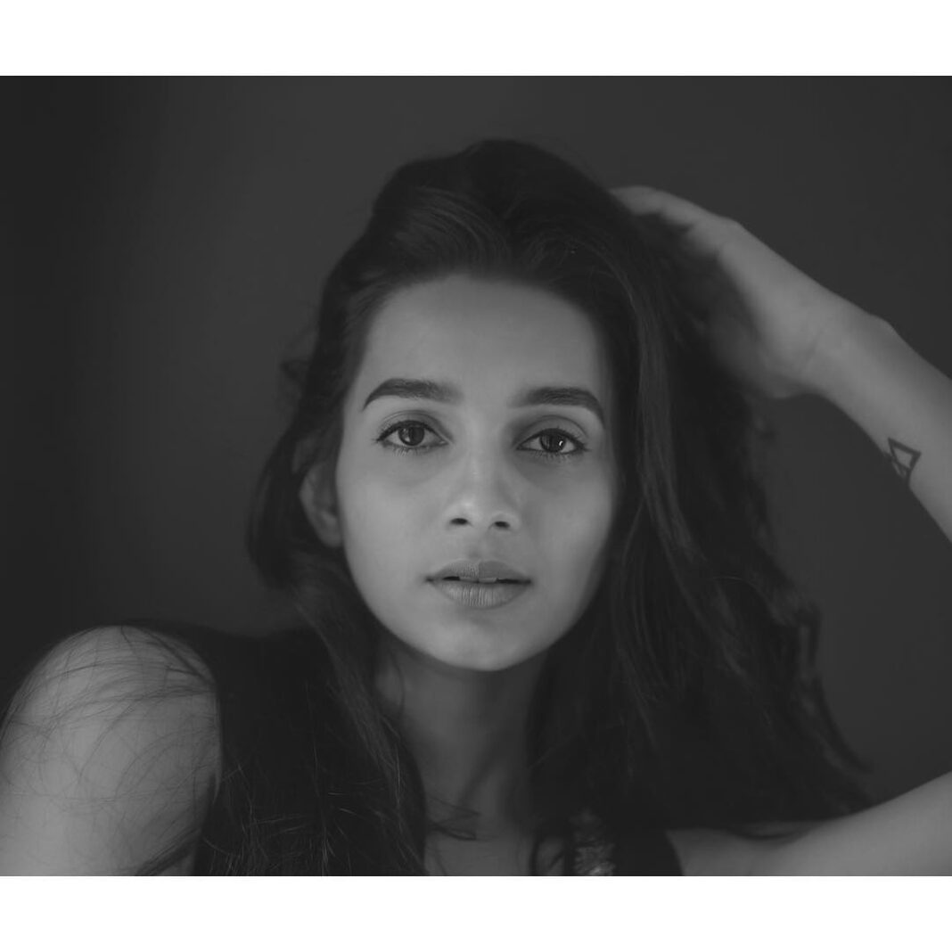 Sanchana Natarajan Instagram - In another universe 🖤 Shot by @shivaojas