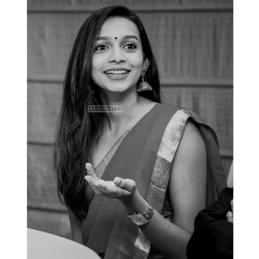 Sanchana Natarajan Instagram - If u got a BIG ,BRIGHT and WEIRD SMILE on ur face,u have got it all! That’s all that matters ❤️nothing less nothing more 💛 #happierthesmilehappierthememory 😁 P.c @silverscreenin