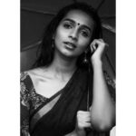 Sanchana Natarajan Instagram - உதட்டில் துடிக்கும் வார்த்தை அது உலர்ந்து போனதோ ,உள்ளங்கள் துடிக்கும் ஓசை இசை ஆகாதோ ? Shot by @ganesh_toasty