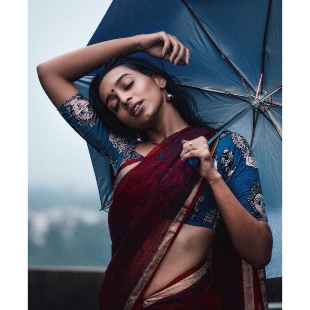 Sanchana Natarajan Instagram - மழையோடு நனையும் புது பாடல் நீதான் அழகான திமிர் அடியே ❤️ Shot by @ganesh_toasty