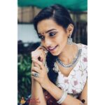 Sanchana Natarajan Instagram - Wishing you all a very happy and colourful diwali ✨#playsafe Also go checkout @house_ofjhumkas new festival collection ❤️ Shot by @swathy.sekaran Wearing @tamarachennai Mua @kabooki_mua
