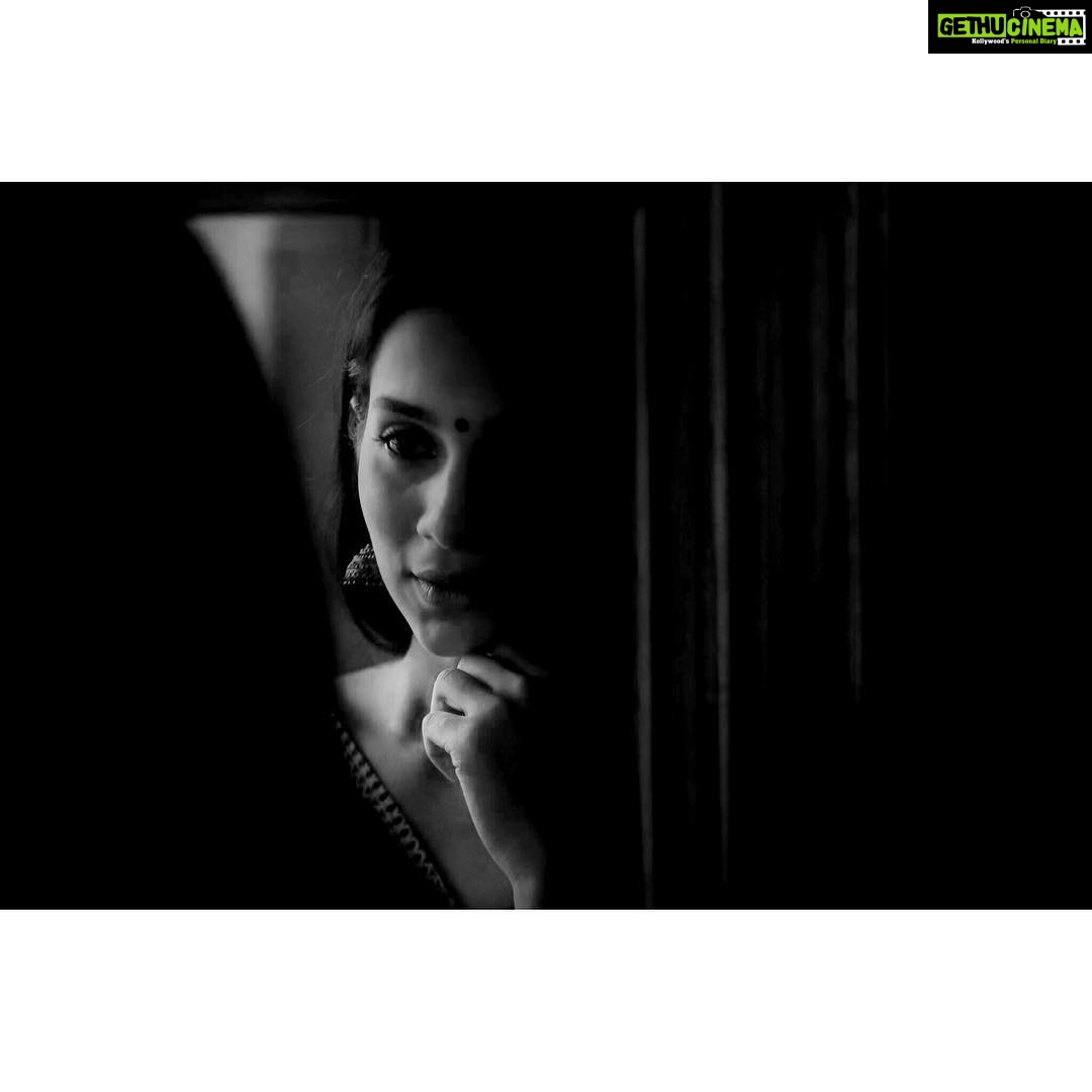 Sanchana Natarajan Instagram - கண்களை மறைதே கனவுக்குள் இழுத்தாய் ✨ Shot by - @utthaam @_corluz