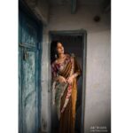 Sanchana Natarajan Instagram - அவள் உடல் உதிர்த்திடும் இலை என்னை துளைத்திடும் இடைவெளி உடைத்திடும் நேரம் உயிர் நனைத்திடும்✨ Shot by - @poo.stories