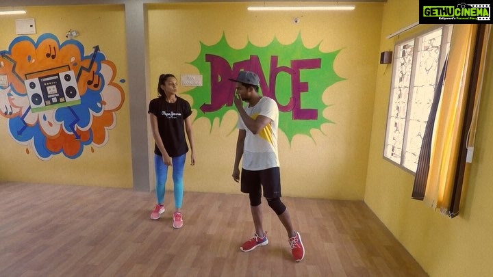 Sanchana Natarajan Instagram - Dancing our hearts out is clearly our thing 👯♂️ zumba fitness routine for the song MAK IT BUNX 🔥 #d-sectordancestudio #smalljoysoflife #zumbaindia #zumbafitness @paul.raj13 @anjanajohn