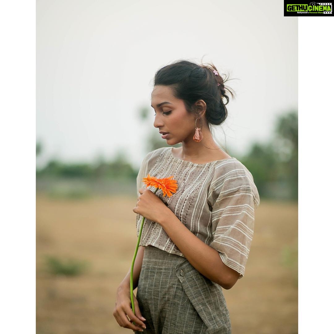 Sanchana Natarajan Instagram - The girl and her orange poo 🌼 P.c @pooogramster 🍯