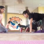 Sanchana Natarajan Instagram - plank tap with my pig face 😘🐷 #fitterthanyesterday #thegoalistogetaddicted #fittertodaybettertomorrow #partnerworkout 👯 @shwetagai ❤️