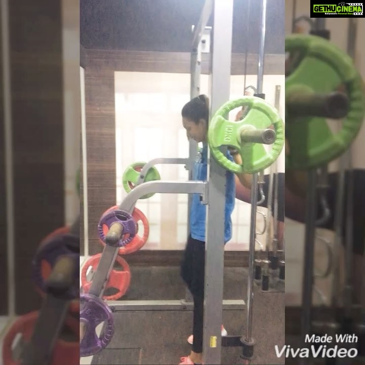 Sanchana Natarajan Instagram - Smith machine squats 😍 1st set 20kgs 15*2rep 2nd set 40kgs 15rep 3rd set 50kgs 10rep #workdatass #strongerthanyesterday #fittertodaybettertomorrow #thegoalistogetaddicted