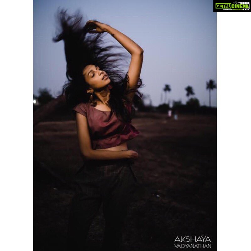 Sanchana Natarajan Instagram - Chaotic thoughts ⭐️ P.c @pooogramster 🍯 #becauseshetakesbombpics💛
